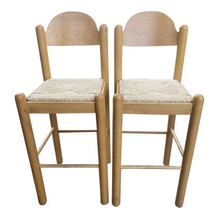 Set of 2 1970s Hank Lowenstein Oggo Bar Stools in Sienna Wood With Rush Seating For Sale