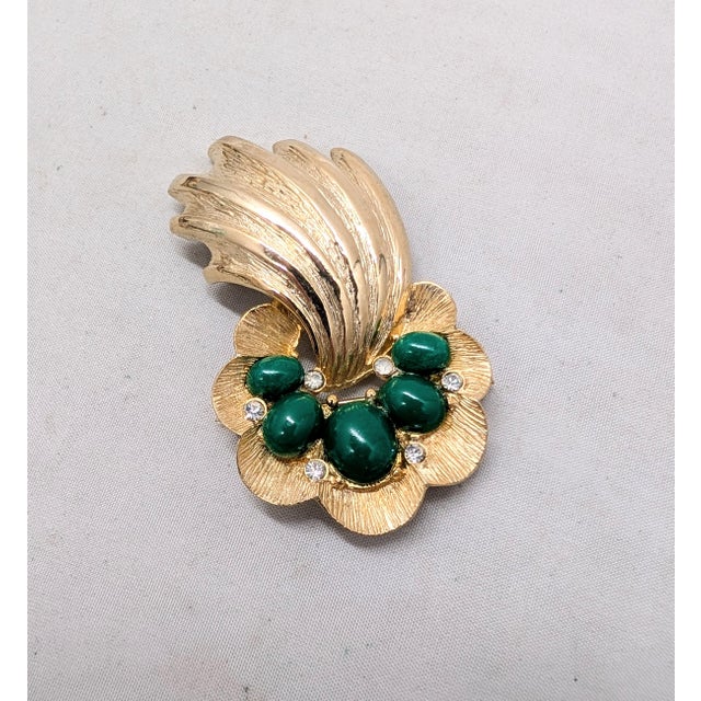 Vintage Signed Ledo 1961 Goldtone Faux-Jade Cabochon & Clear Rhinestone Comet Brooch For Sale In Philadelphia - Image 6 of 8
