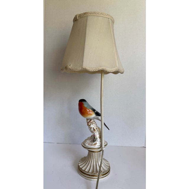 Ivory Vintage English Cottage Porcelain Bird Table Lamp With Scalloped Shade For Sale - Image 8 of 12