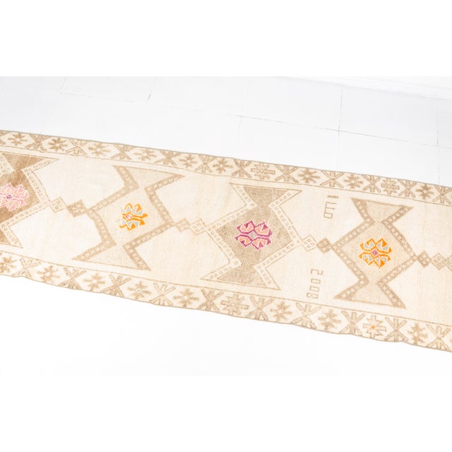 1960s Mid 20th Century Oushak Tribal Oushak White Runner For Sale - Image 5 of 10