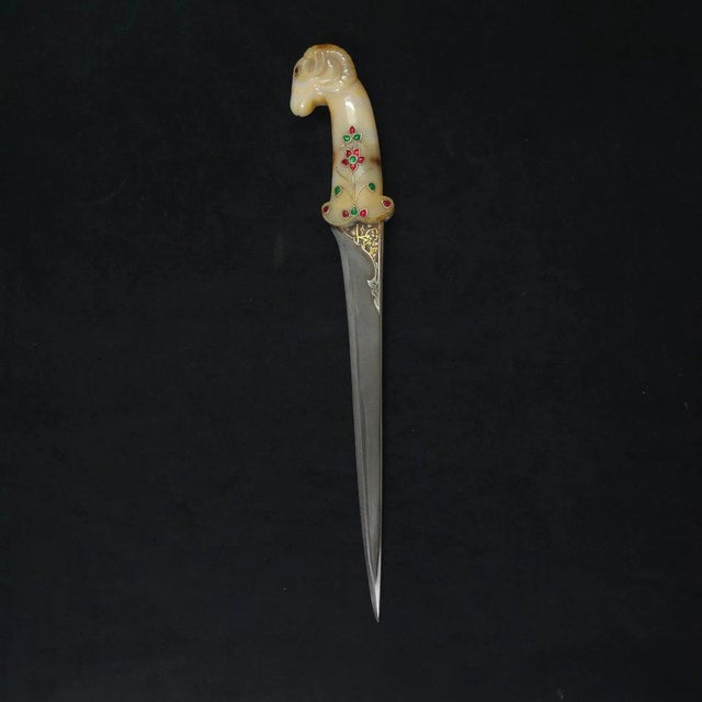INDIA, Rajasthan. Khanjar, Mughal Dynasty (1526-1857). The hilt is made of honey-colored agate speckled with brown, carved...