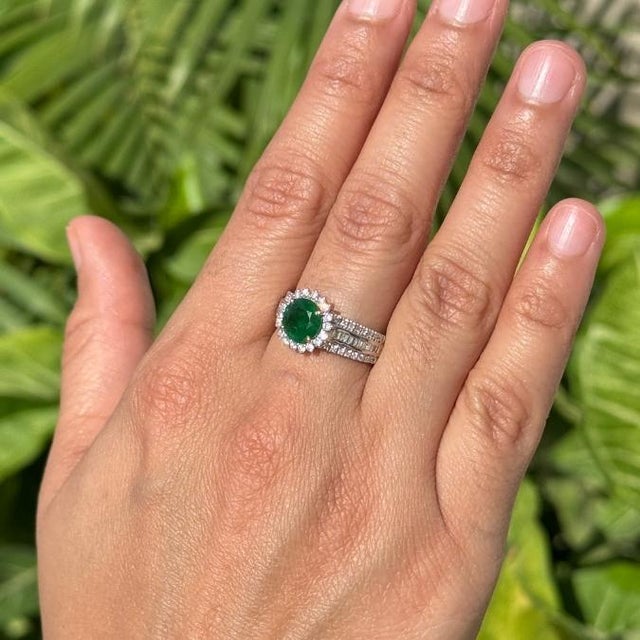 Mid-Century Modern 1.24ct Round Emerald Vintage Diamond Cocktail Ring in 14k Yellow Gold Size 5 For Sale - Image 3 of 15
