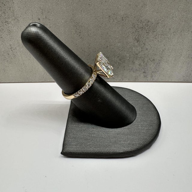 Radiant Lab Grown Diamond Engagement Ring in 14kt Yellow Gold – 3.52ctw, Igi, Size 7 For Sale - Image 4 of 7