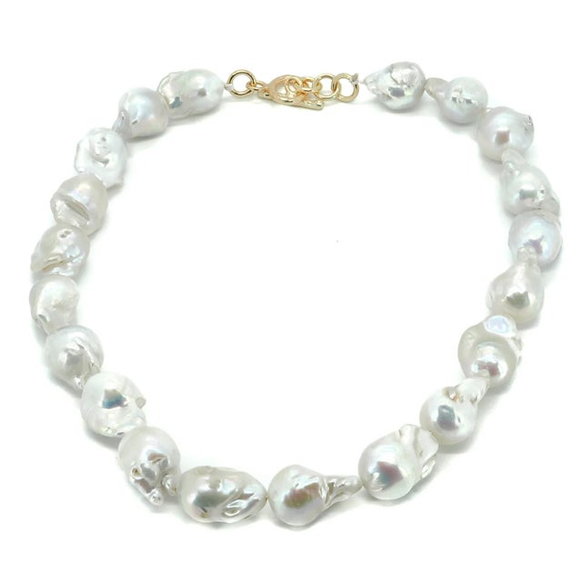 White Timeless Grace Baroque Pearl Necklace For Sale - Image 8 of 8