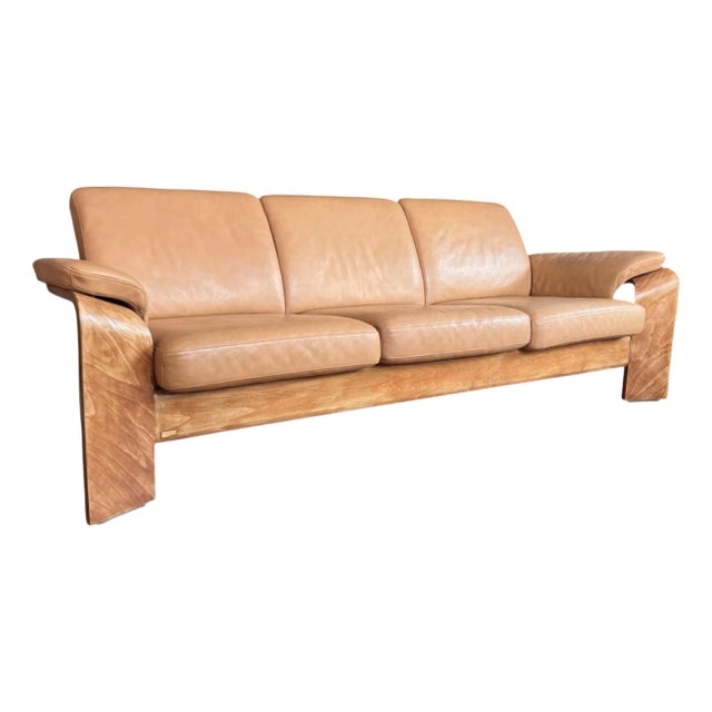 Ekornes Stressless Pegasus Reclining Sofa in Camel Leather & Sculptural Wood Frame – Norway, 1980s For Sale