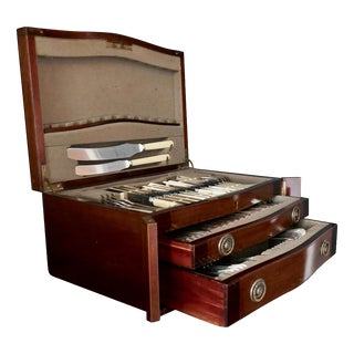 Edwardian Inlaid Mahogany Serpentine Wellington Cutlery Canteen from Francis Newton, 1900s, Set of 79 For Sale