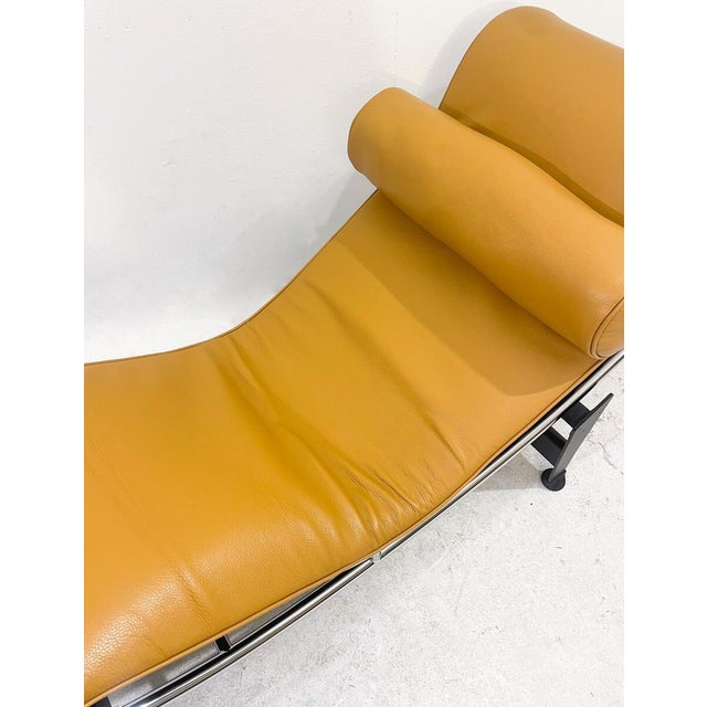 2000 - 2009 Lounge Chair Lc4 from Le Corbusier for Cassina, Cognac Leather, Italy, 2000 For Sale - Image 5 of 7