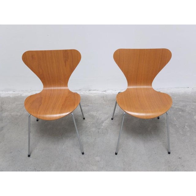 Series 7 Chairs in Oak by Arne Jacobsen for Fritz Hansen, 1955, Set of 2 For Sale - Image 3 of 12