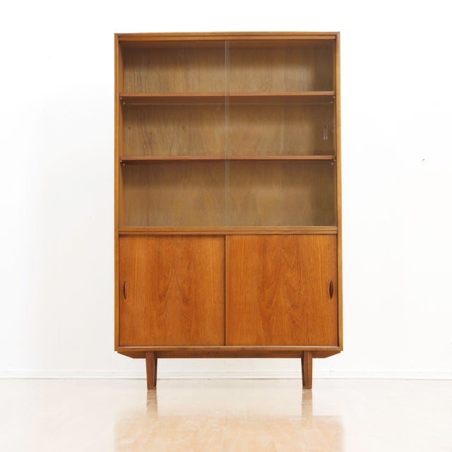 This elegant mid-century display cabinet by Herbert Gibbs exemplifies the exceptional craftsmanship and understated design...