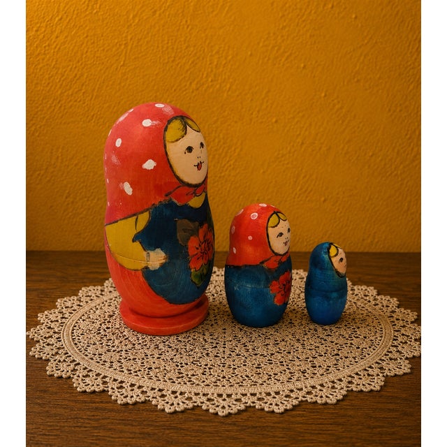 Folk Art Vintage 1960s Hand-Painted Russian Matryoshka Nesting Dolls – Set of 3 For Sale - Image 3 of 8
