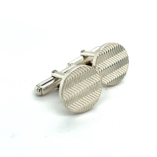1990s Pair of Tiffany & Co Estate Mens Chevron Circle Cufflinks Sterling Silver For Sale - Image 4 of 7