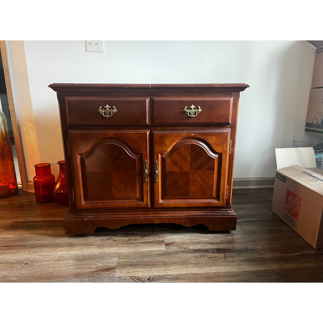 TRADITIONAL THOMASVILLE FLIP TOP SERVER in Excellent Condition. Has 4 wheels on the bottom that glide very smoothly for...