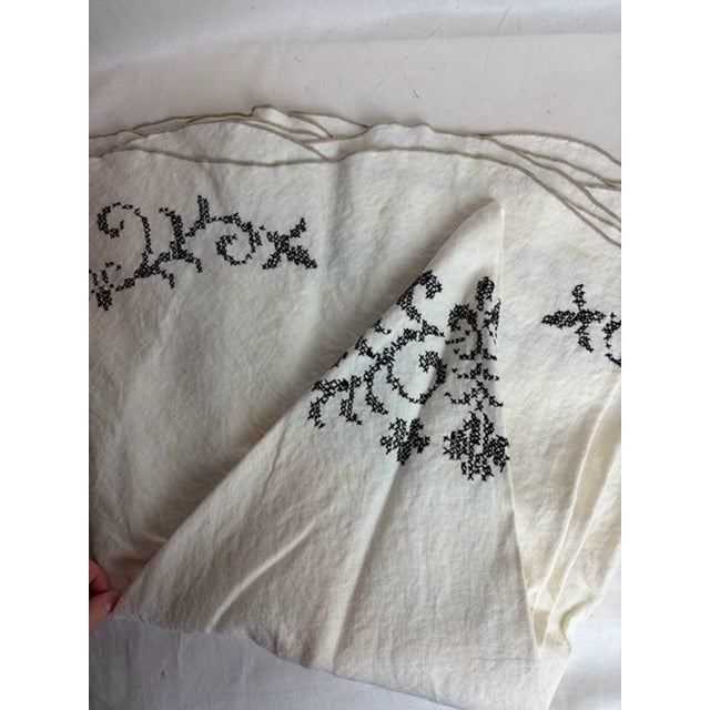 English Vintage Round Ivory Table Cloth For Sale - Image 3 of 5