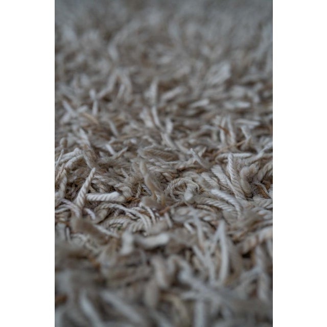Desso beige shaggy rug in pure virgin wool, Fortissimo quality, Netherlands, 1960/1970. This rug has received a...