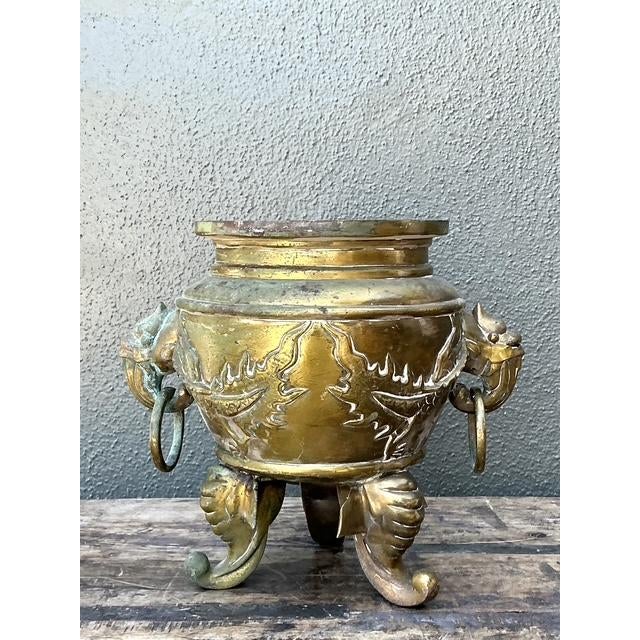 This exquisite vintage brass cachepot is a masterclass in Chinoiserie design, featuring a robust tripod base and intricate...