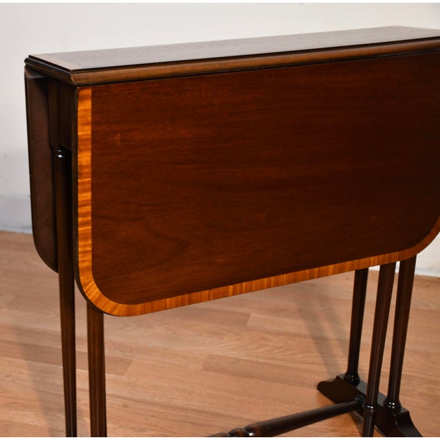 English 1920s Antique English Mahogany Banded Satinwood Drop-Leaf Side Table For Sale - Image 3 of 12