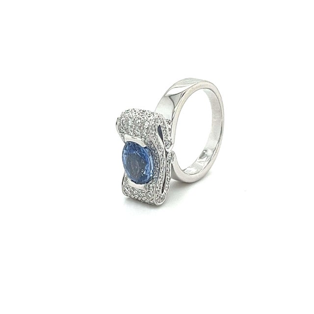 Contemporary 2.20 Carat Oval Cut Tanzanite Half Bezel Bow Style Ring in 18K White Gold, Size 6 For Sale - Image 3 of 6