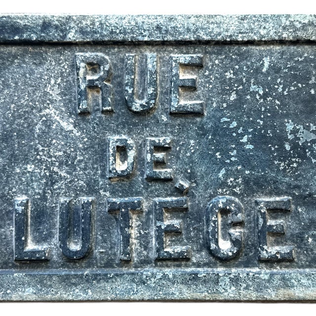 Rustic European Antique Paris Zinc Street Sign “Rue De Lutèce” | Île De La Cité, Circa 1900 For Sale - Image 3 of 9