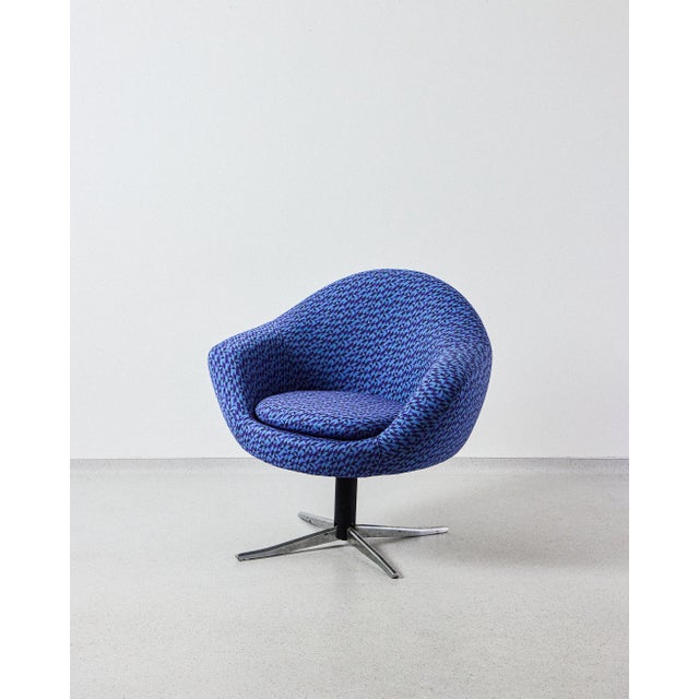 1970s Blue Swivel Chair on Chrome Legs, 1970s For Sale - Image 5 of 7