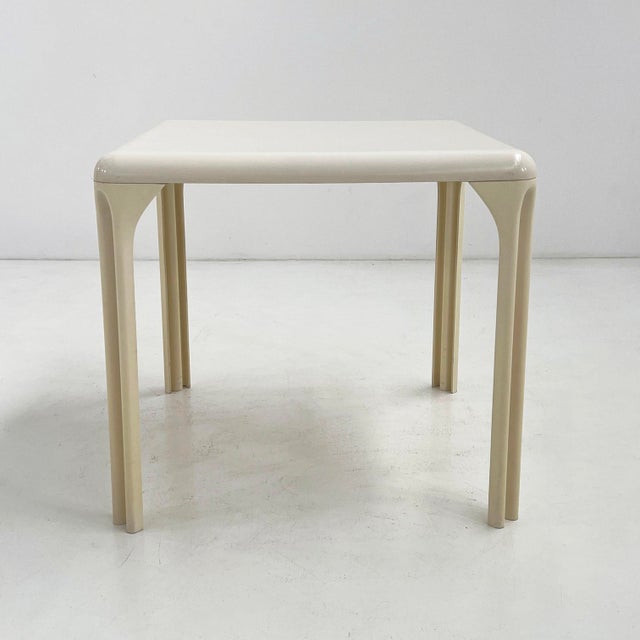White Stadio 80 Dining Table by Vico Magistretti for Artemide, 1970s, in Good conditions. Designed 1970 to 1979 This piece...
