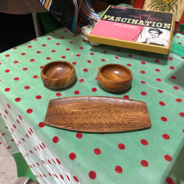 1970s Pair of Hand Carved Bowls and Tray With Pineapple Accents- Set of 3 For Sale - Image 12 of 12
