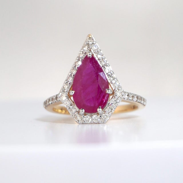 18k Yellow Gold Ruby & Diamond Ring With 2.33ct Pear-Cut Ruby For Sale - Image 9 of 9