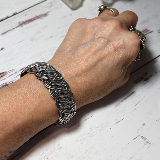 Late 20th Century Wide Woven Flexible Sterling Silver Cuff Bracelet For Sale - Image 14 of 17