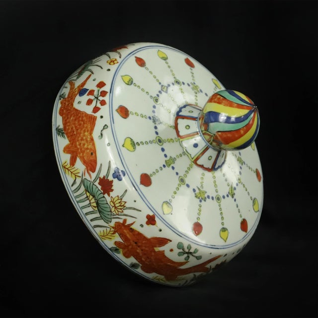 Jar With Colorful Fish and Algae Patterns. Great Ming Jiajing Make（maybe It's a 19th Century Bailout） For Sale - Image 11 of 13
