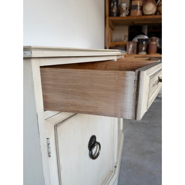 Vintage Hickory Manufacturing Co. Neoclassical Style Bow Front Sideboard For Sale - Image 16 of 16