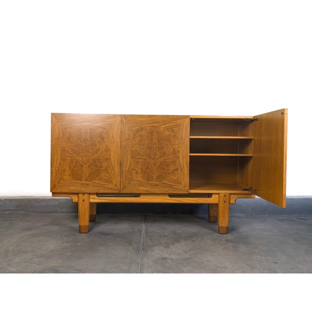 Edmond J. Spence Mid-Century Modern Oak Buffet/Credenza by Edmond J. Spence "Coronation" Line, C1950s For Sale - Image 4 of 17