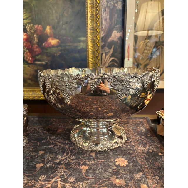 1950s Vintage Webster Wilcox Silver Plate Punch Bowl Set, 16-Piece Grapevine Pattern, Large Bowl + 15 Cups [Gg] For Sale - Image 5 of 10