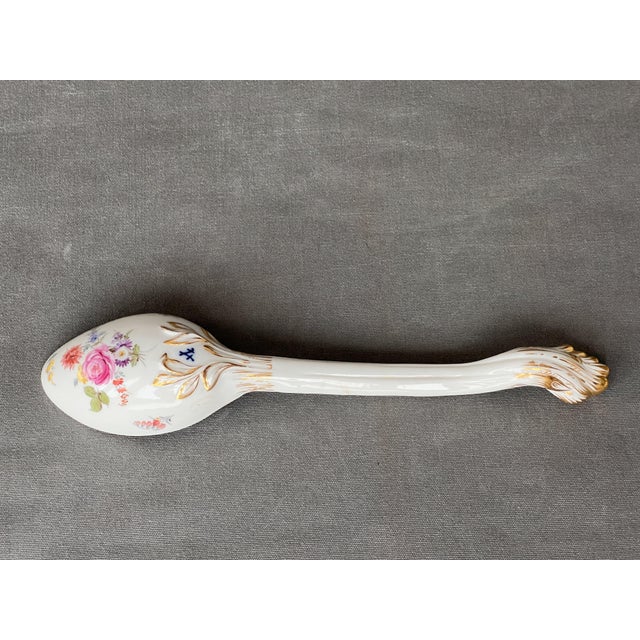 Old spoon meissen porcelain from the 19th century. Xix. 21.8 x 5cm. good condition in used quality. This piece has an...