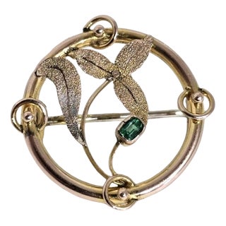 Art Nouveau Edwardian 9ct Yellow Gold Emerald Brooch, 1900s For Sale