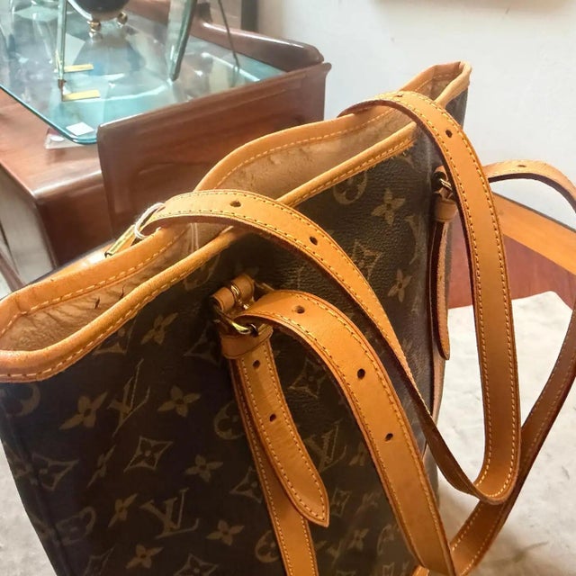 A 2000 Louis Vuitton Monogram Coated Canvas and Leather Bucket Gm Tote Bag 10 For Sale - Image 6 of 18