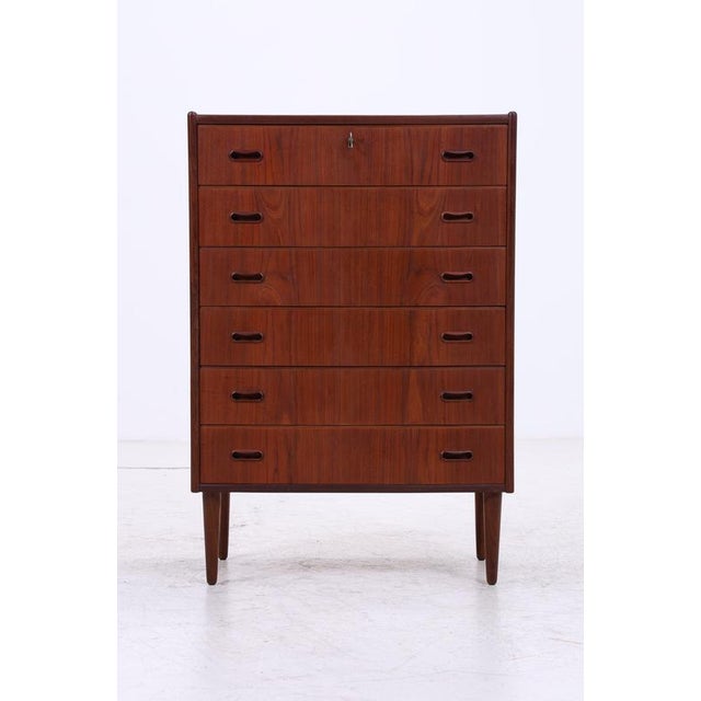 Vintage teak tallboy chest of drawers with six spacious drawers and beautiful grain. Its clean lines, integrated handles,...