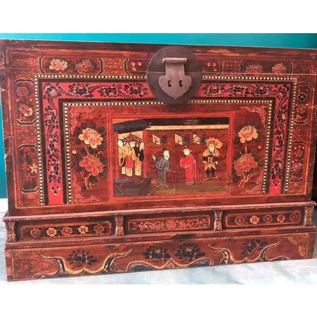 Beautiful and solid all original 1940's Asian handpainted trunk. Beautiful details and hardware, in great condition....