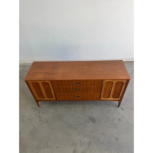 1960s Mid Century Modern Credenza in Warm Walnut For Sale In Los Angeles - Image 6 of 17