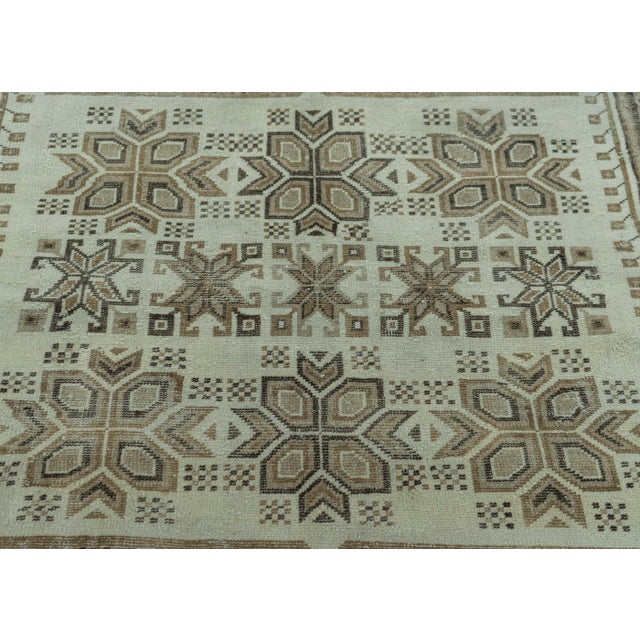 Turkish Vintage Rug 6'3" x 9'11" #20781 For Sale - Image 4 of 8