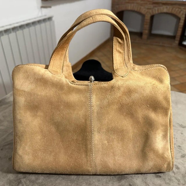 A Luxury 1960s Light Brown Suede Leather Italian Hand-Bag For Sale - Image 6 of 13