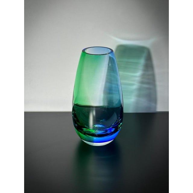 A vintage art glass teardrop shaped vase attributed to Lars Sestervik for Lindshammar, Sweden c1990 This colourful glass...