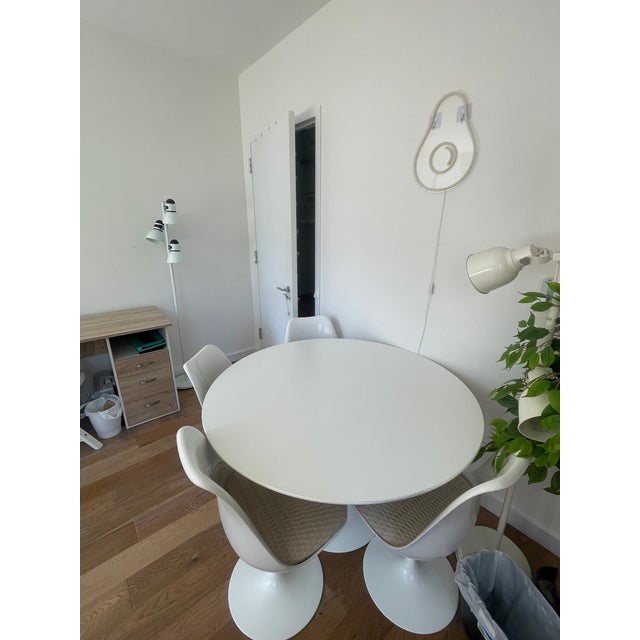 Authentic Knoll Saarinen Round Dining Table, 47". Iconic tulip base design by Eero Saarinen. White laminate top in good...