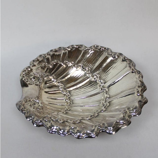 Silver Metal Shell Centerpiece, 1970s, in Very Good conditions. Designed 1970 to 1979