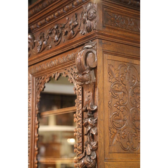 Wood 19th Century French Louis XIII Style Carved Oak Hunt Bookcase Gun Cabinet For Sale - Image 7 of 17