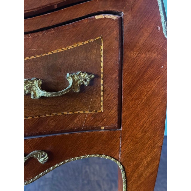 1940s Pair of French Louis XV Style Nightstands With Marble-Tops and Gilt Bronze Mounts For Sale - Image 6 of 11