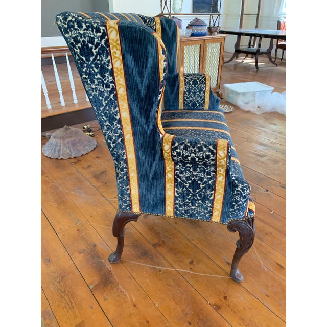 Fine George III mahogany settee. On 4 carved cabriole legs ending in pad feet.