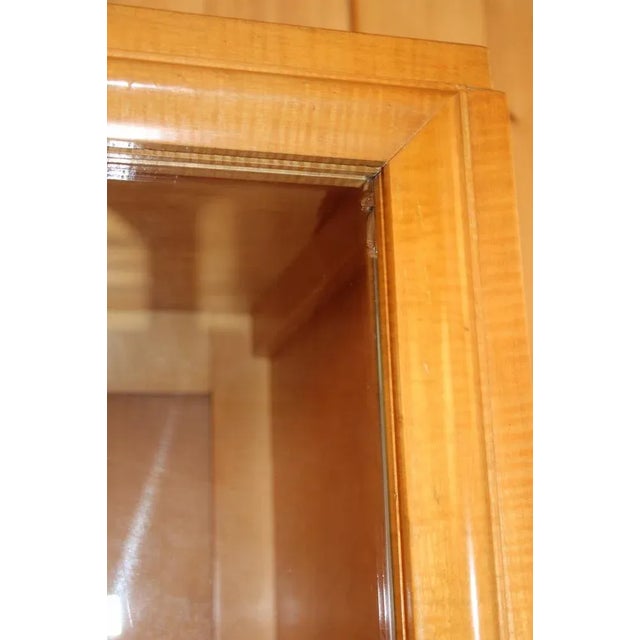 Art Deco Showcase in Ondé Sycomore, 1930s For Sale - Image 9 of 10