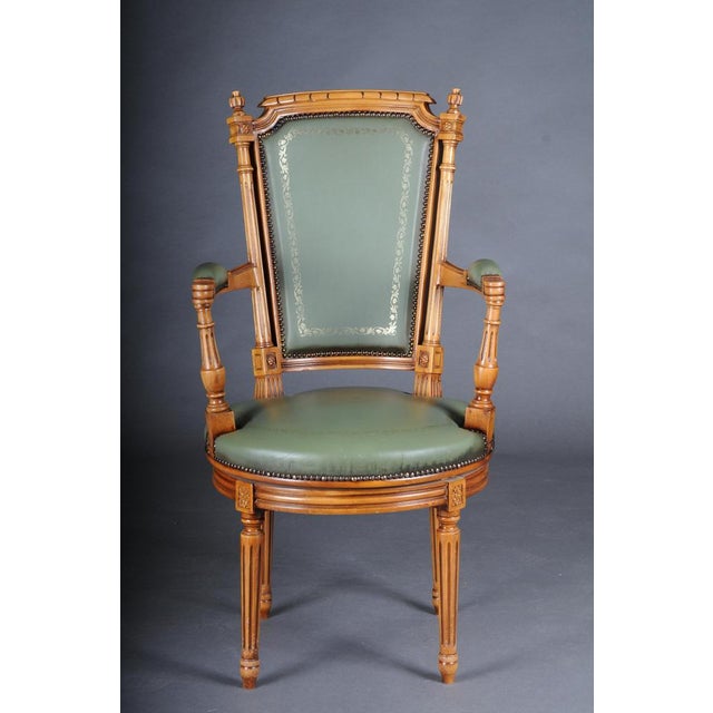 20th Century chair English armchair Leather, yew wood Classic English armchair in solid wood and leather. Swivel seat...