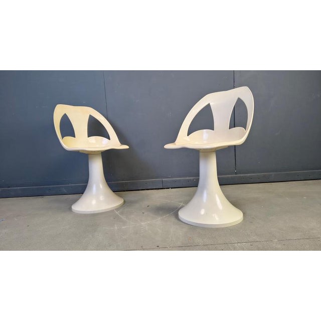 Space age dining table and chairs made from plastic Beautiful space age design with tulip shaped bases. The set can be...