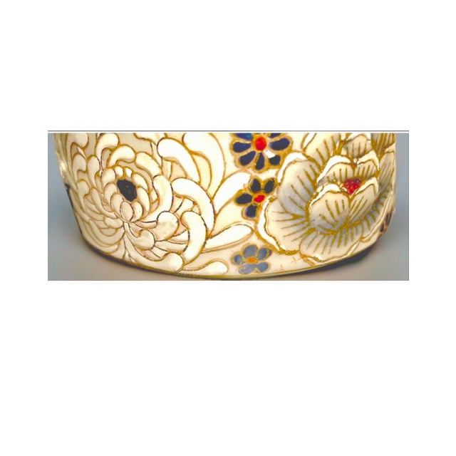 Japanese Japanese Satsuma Roses, Daisies & Chrysanthemums Box With Lid Late 19th-Century Meiji Period For Sale - Image 3 of 6