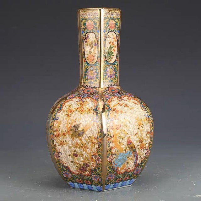 Chinese Mid 20th Century Elegant Hexagonal Chinese Porcelain Vase With Gilt Accents & Bird Cartouches For Sale - Image 3 of 5